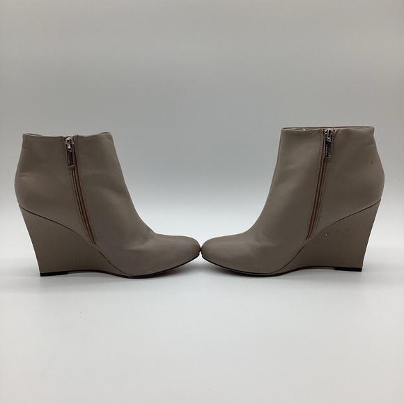 1828.🤎 Calvin Klein Taupe Wedge Booties w/ Side Zip Size 9 VGUC - Picture 1 of 10